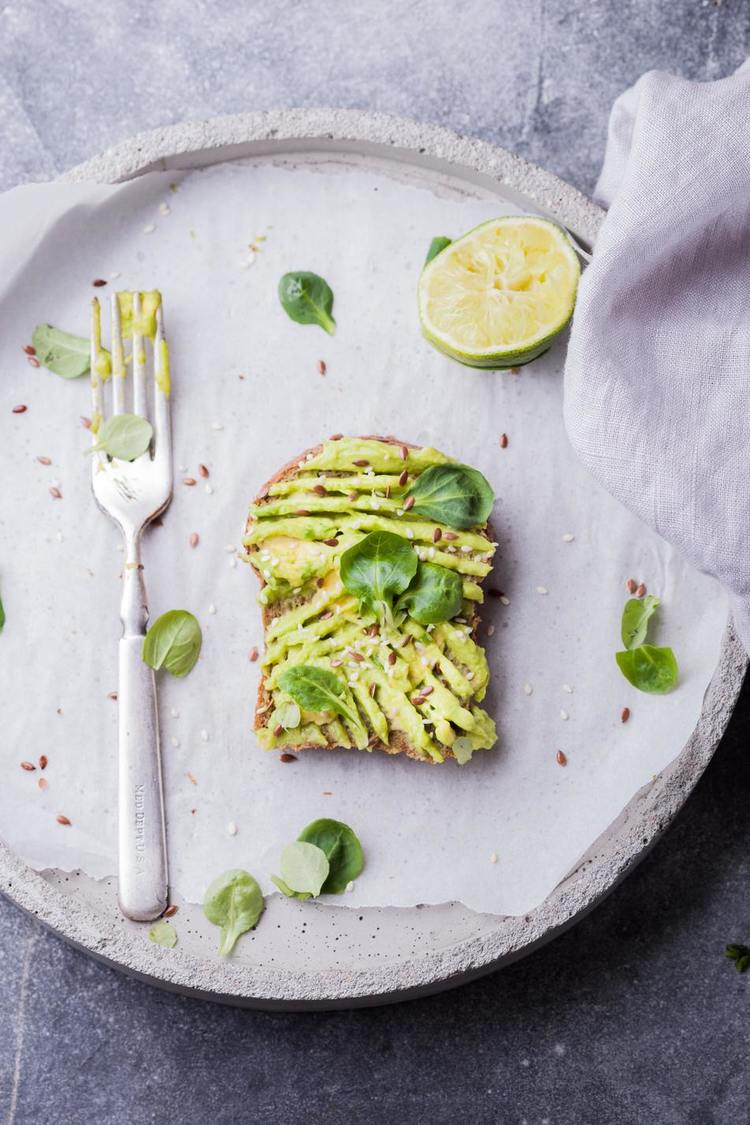 Guacamole Recipe - Guacamole Sandwich with Basil Leaves and Flax Seed